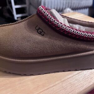 UGG Taz II platform women’s Chestnut with Red Trim NWT